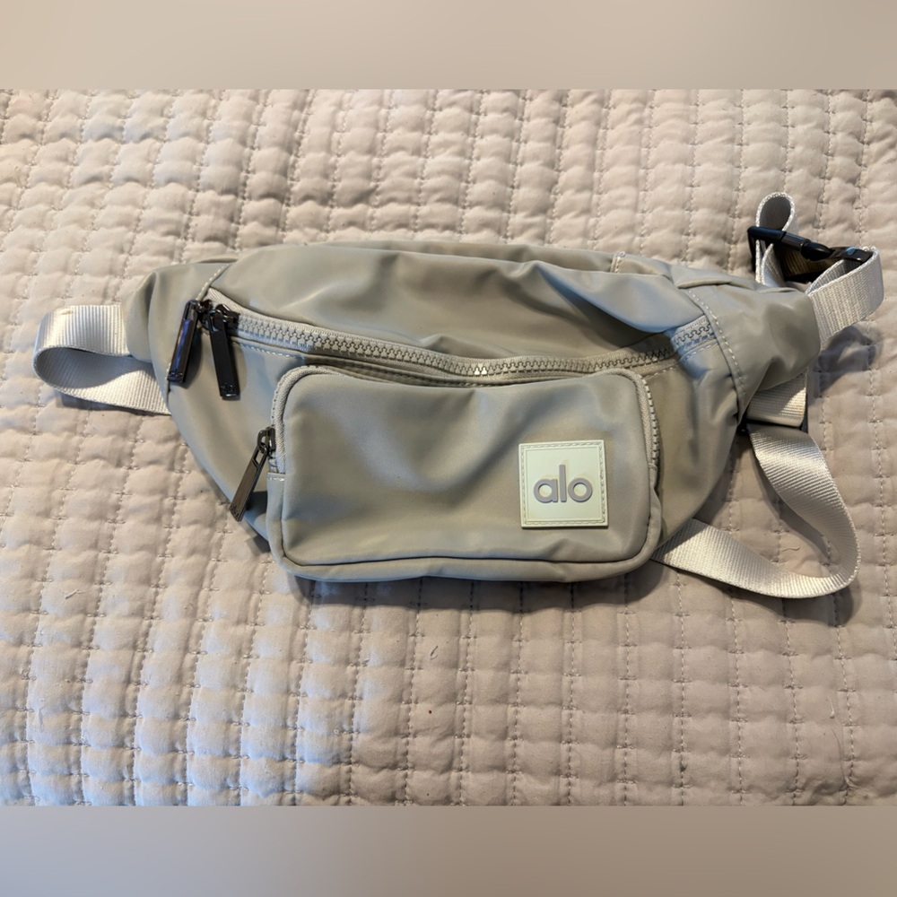 NWOT Alo belt bag light grey
